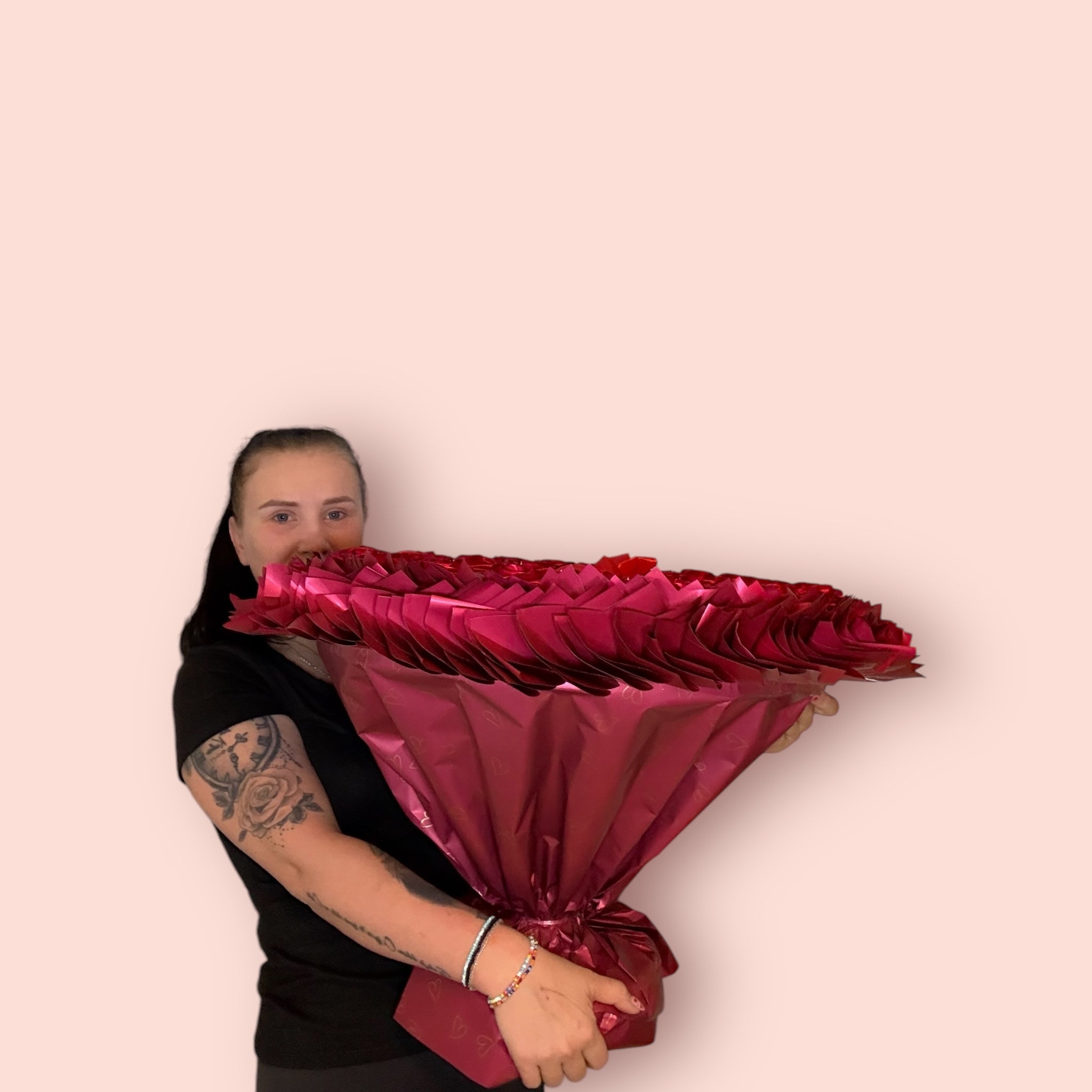 Elegancki bukiet z Rafaello i różami z wstążki – prezent pełen klasy