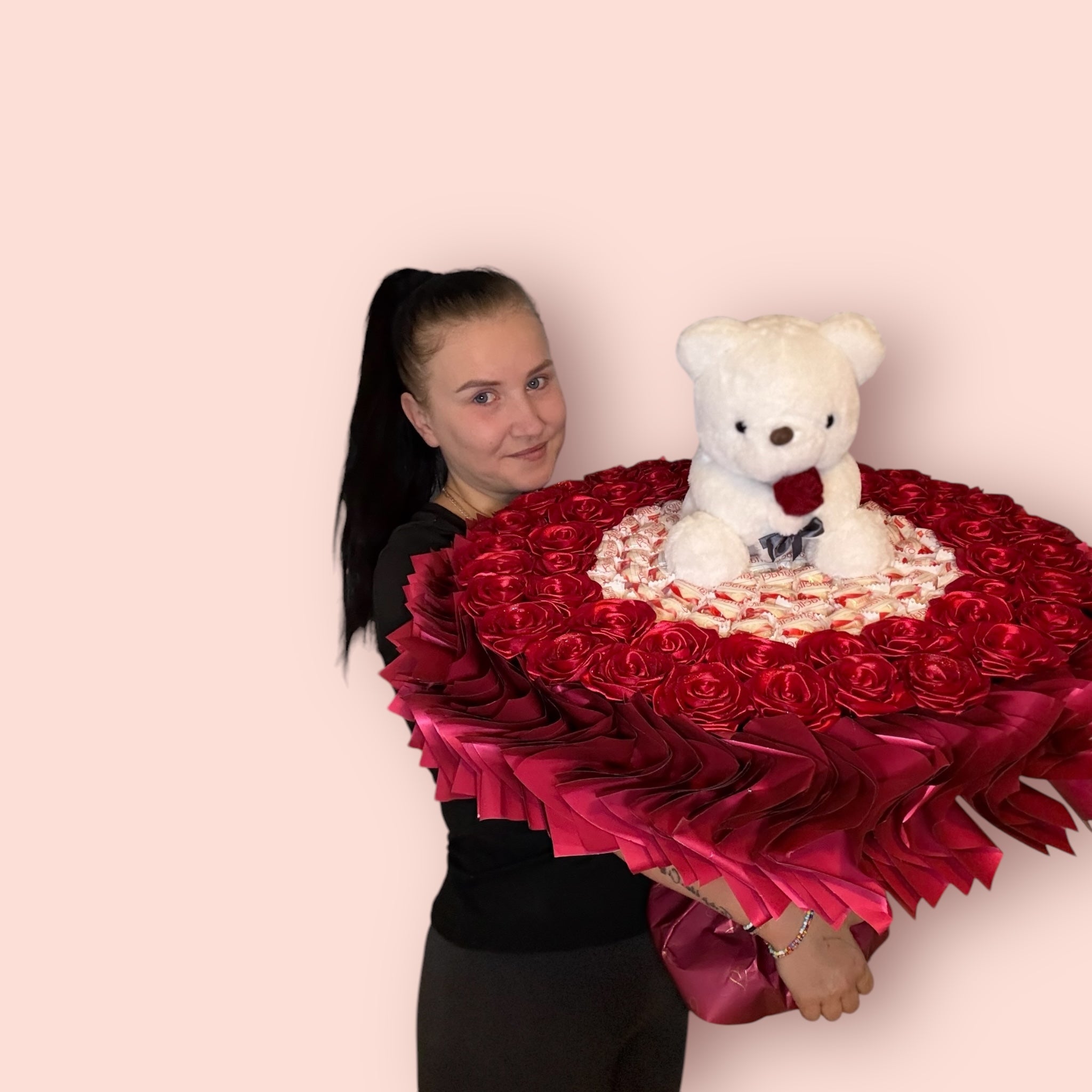 Bukiet z róż wstążkowych z misiem i Raffaello – wyjątkowy prezent