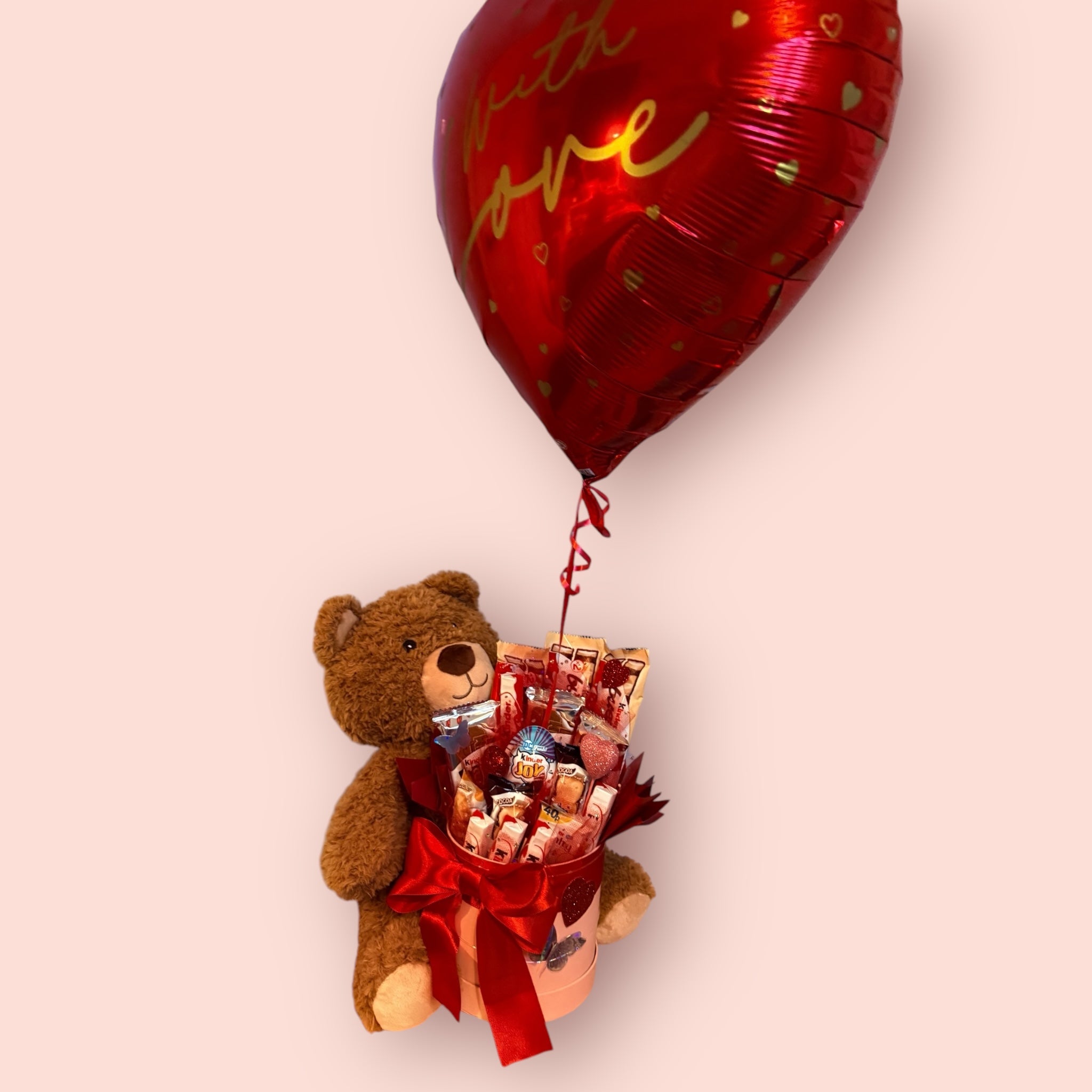 Box prezentowy ze słodyczami, pluszowym misiem i balonem z helem