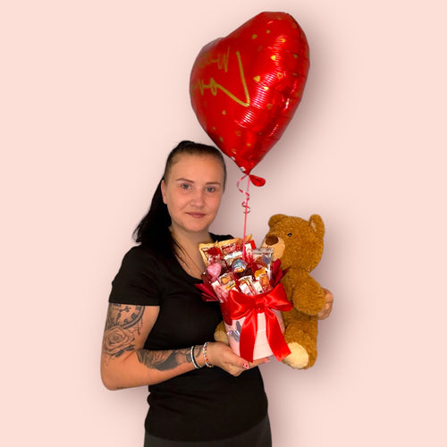 Box prezentowy ze słodyczami, pluszowym misiem i balonem z helem