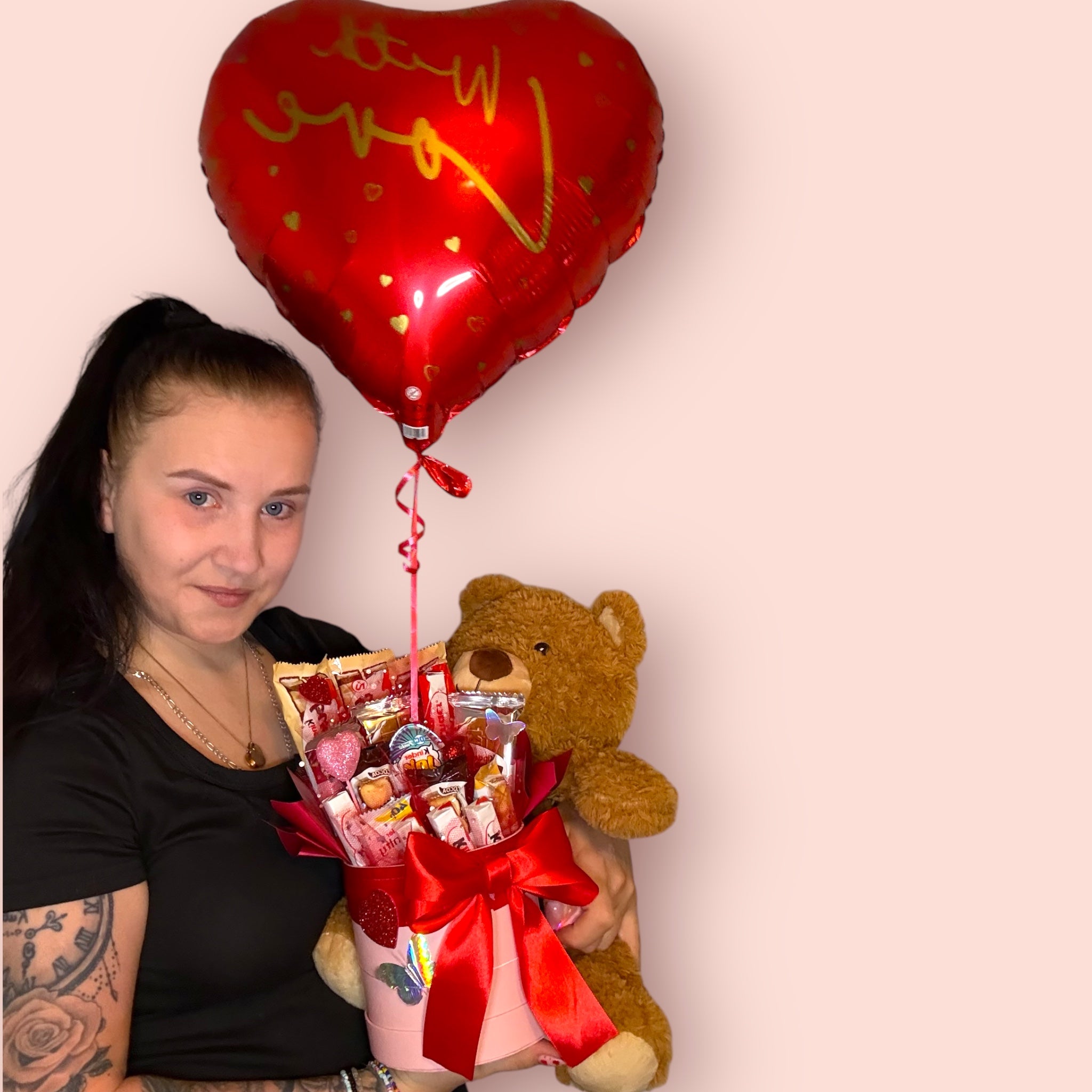 Box prezentowy ze słodyczami, pluszowym misiem i balonem z helem