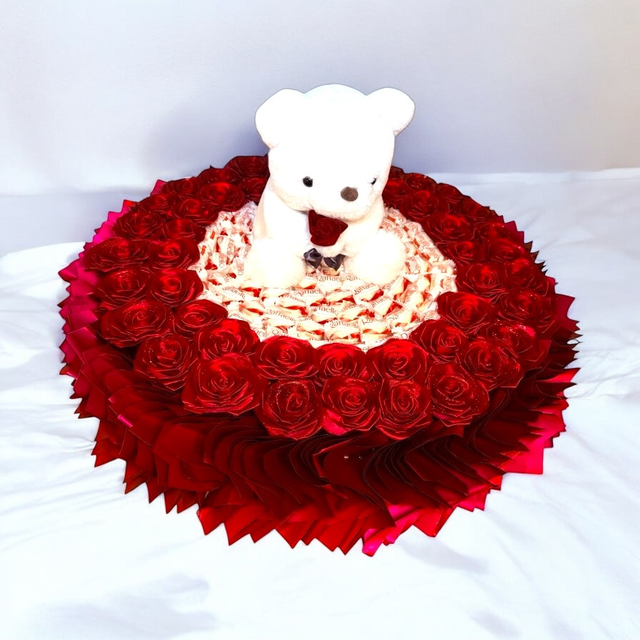 Bukiet z róż wstążkowych z misiem i Raffaello – wyjątkowy prezent