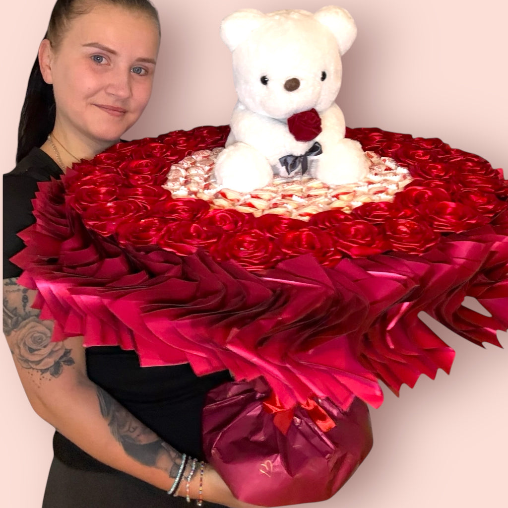 Bukiet z róż wstążkowych z misiem i Raffaello – wyjątkowy prezent