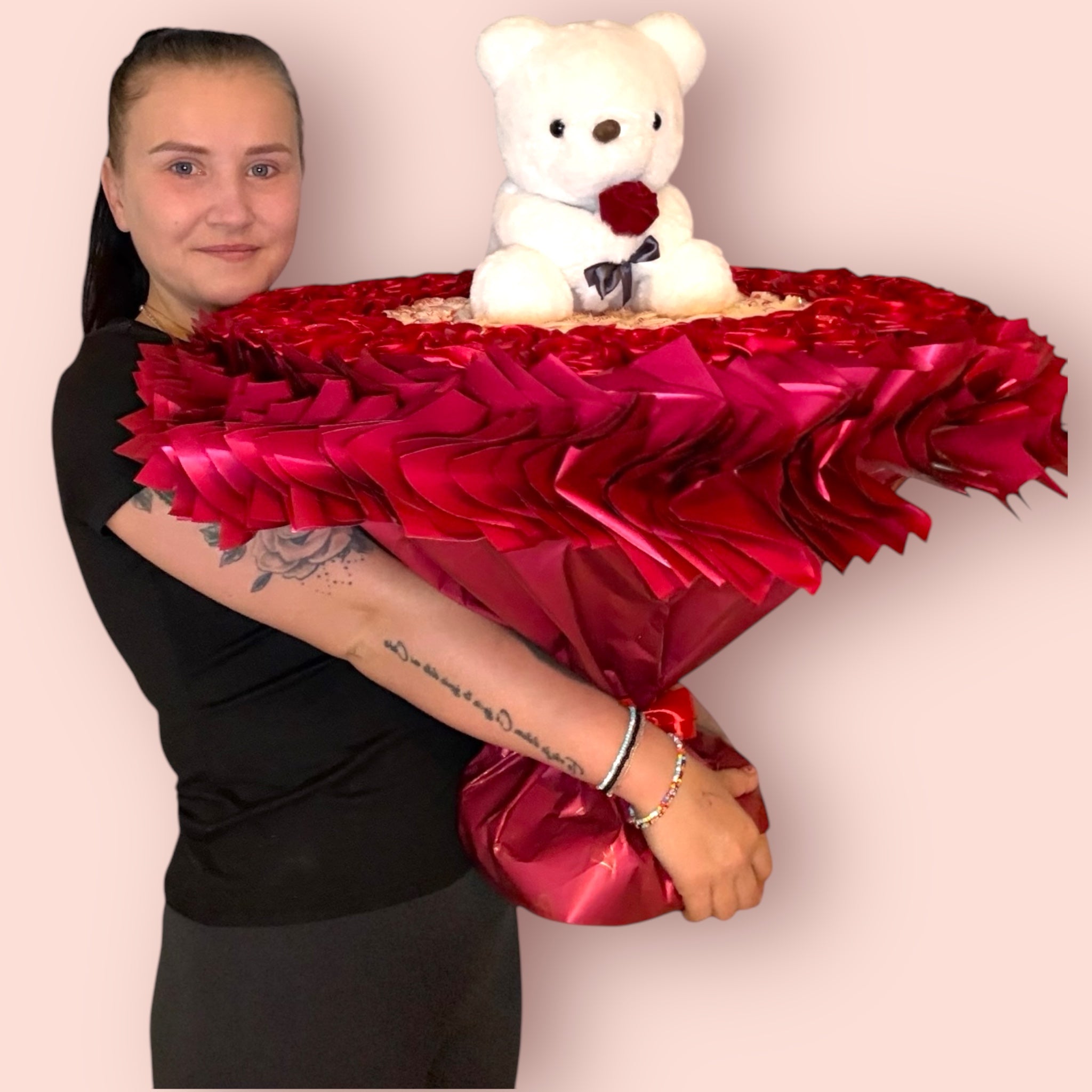 Bukiet z róż wstążkowych z misiem i Raffaello – wyjątkowy prezent