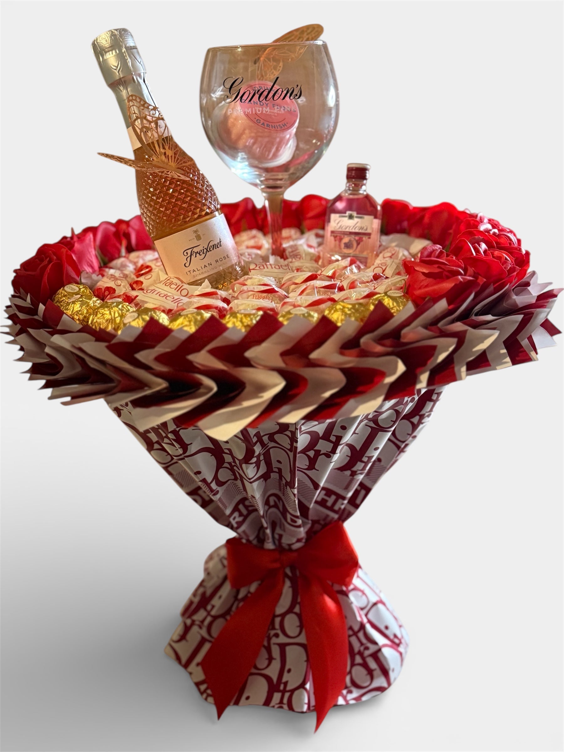 Bukiet prezentowy ze słodyczami, różami mydlanymi i kielichem (alkohol dostarcza klient)