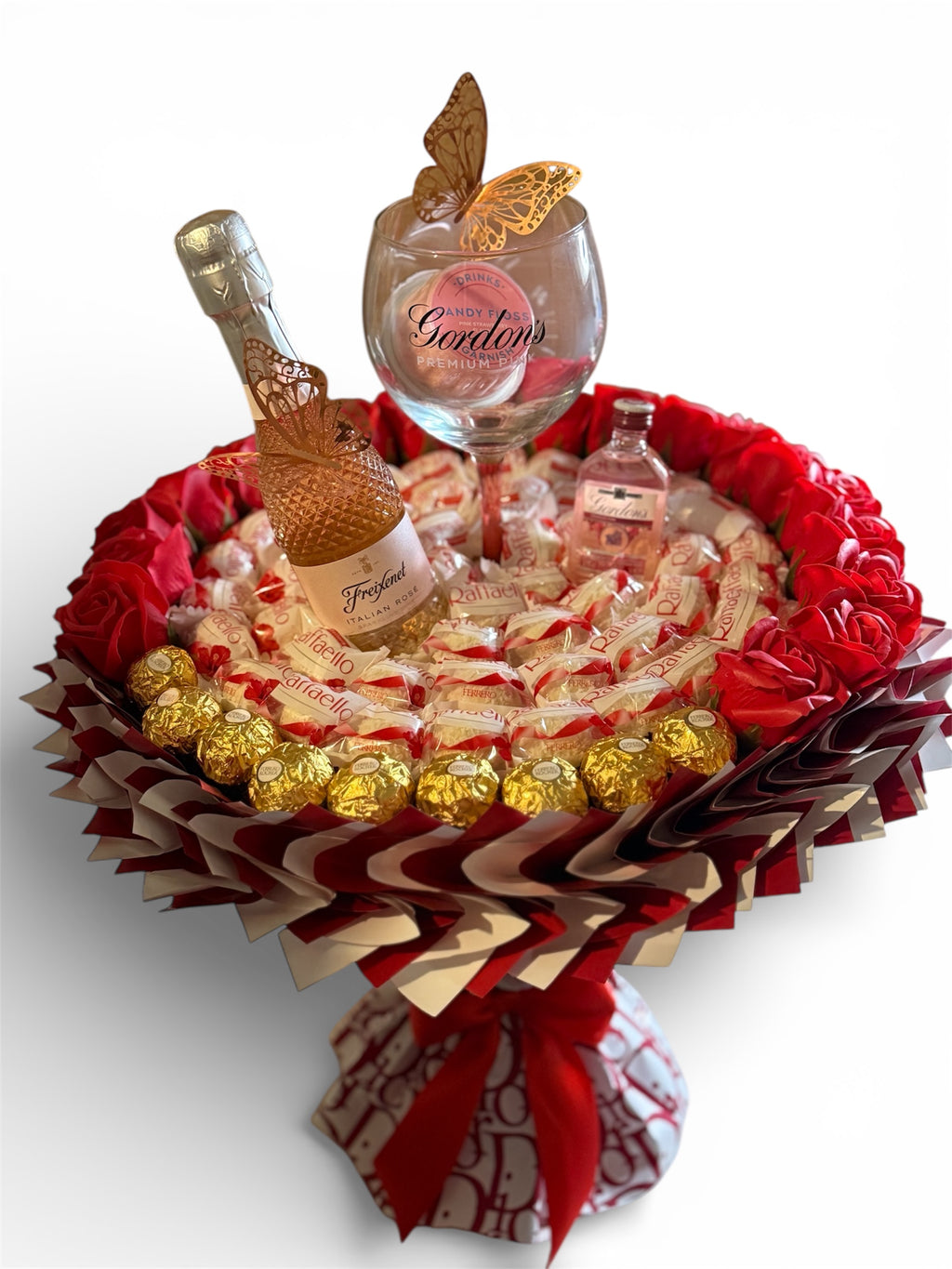 Bukiet prezentowy ze słodyczami, różami mydlanymi i kielichem (alkohol dostarcza klient)