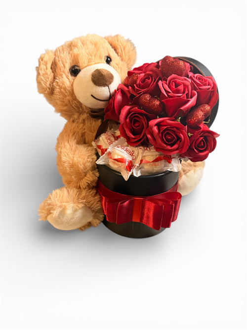 Box prezentowy z misiem, różami mydlanymi i Raffaello